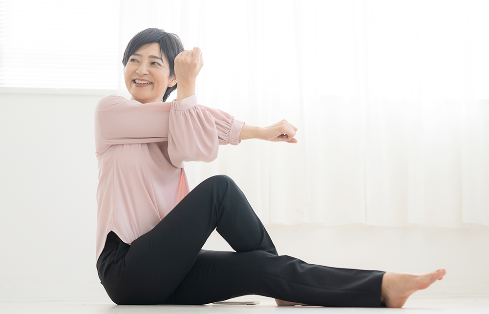 体操をする女性