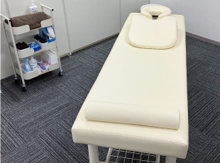 明るく清潔な完全個室の施術スペース